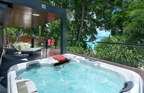 Gibbs Bay Villa | Beachfront Villa with Jacuzzi – Ideal for Your Getaway