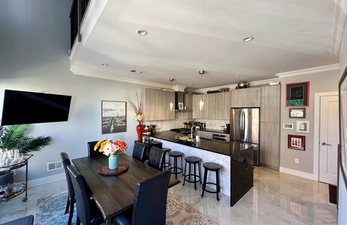 The Heights Condo | Luxury 2-bedroom condo in charming Jersey City with private deck and NYC views