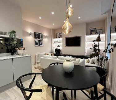 Todmorden Apartment | Elegant 2 Bedroom Flat in Central Todmorden, Rated 9/10