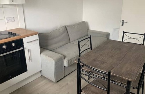 Clementswood Condo | Comfortable 2 Bedroom Flat Steps from London's Rail Station