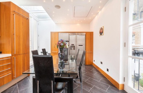 Knightsbridge and Belgravia Apartment | Elegant 2 Bedroom Mews House in Knightsbridge, Family Friendly