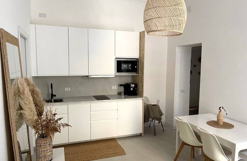 La Spezia Historic Centre Apartment | Luxury 2 bedroom sleeps 6, balcony, city center, ideal to visit Cinque Terre