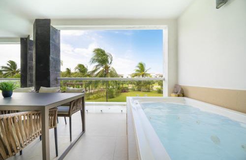 Puerto Juarez House | Beachside Sirenita G. Condo at Mareazul with Ocean Views