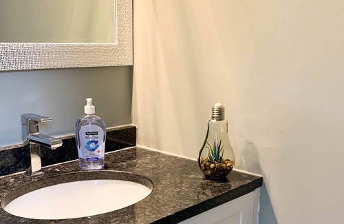 Strathroy House | **Luxury 2 Story Townhouse**