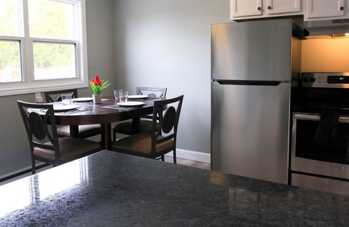 Strathroy House | **Luxury 2 Story Townhouse**