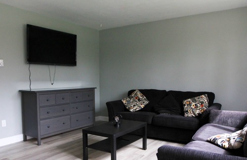 Strathroy House | **Luxury 2 Story Townhouse**