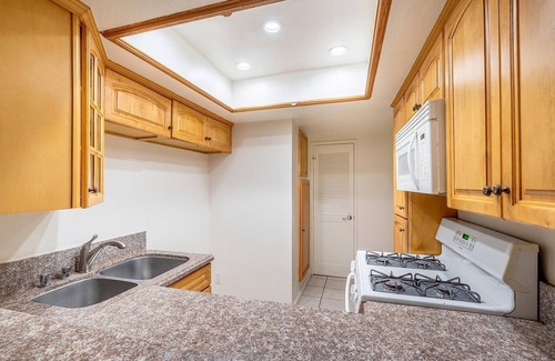Verdugo Viejo House | Elegant 2-Story Townhouse in Glendale Near Top Attractions