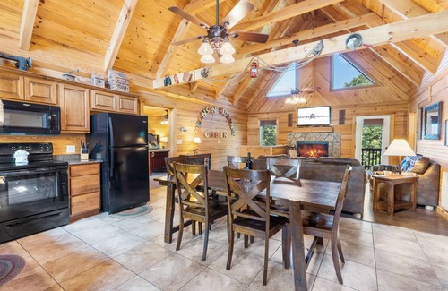 Branson Cedars Cabin | Relaxing Log Cabin with Hot Tub & Game Room Near Big Cedar