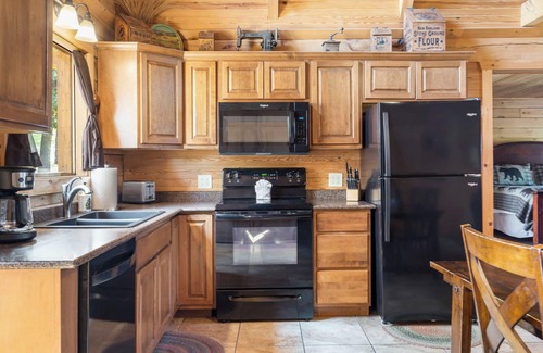 Branson Cedars Cabin | Relaxing Log Cabin with Hot Tub & Game Room Near Big Cedar