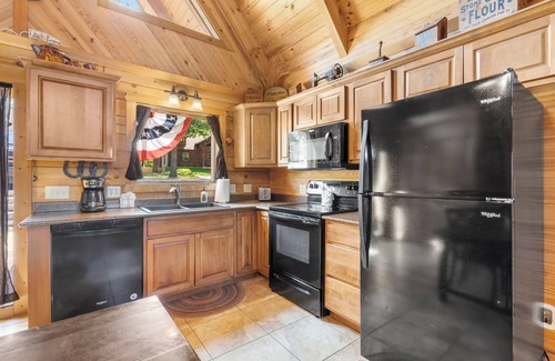 Branson Cedars Cabin | Relaxing Log Cabin with Hot Tub & Game Room Near Big Cedar