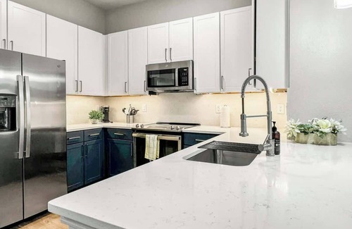Deep Ellum Apartment | Luxury 2BD | DT Deep Ellum | 4 Beds | Free Parking