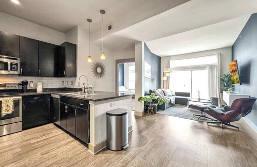 Deep Ellum Apartment | Luxury 2BD | DT Deep Ellum | 4 Beds | Free Parking