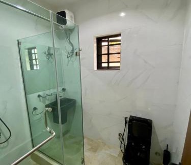 Lagos Apartment | Modern 2-Bedroom Retreat with Netflix & Wi-Fi in Gbagada
