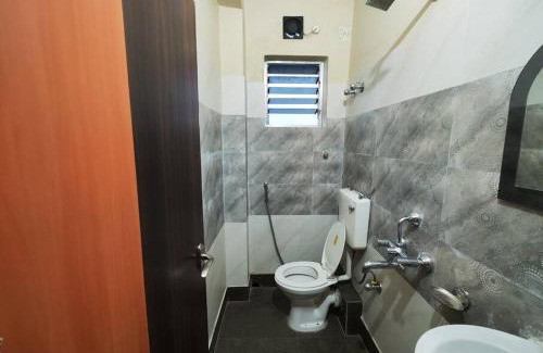 Kolkata Apartment | Inviting 2BHK Near Acropolis Mall, Pet-Friendly Stays