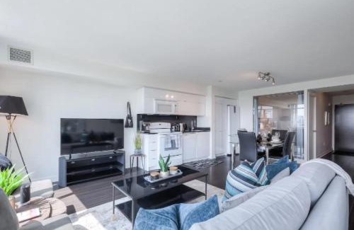 CityPlace Apartment | Luxury 2BR Apartment in Downtown Toronto - Free Parking