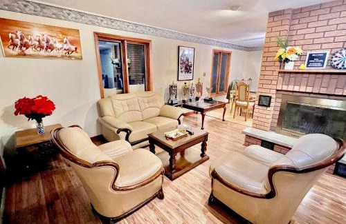 York Regional Municipality Apartment | Elegant 2BR Home in Newmarket - Pet Friendly & Family Ready