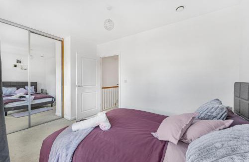 Dartford Apartment | Luxury 2BR minutes from City and Station - Free Parking, WiFi, Netflix