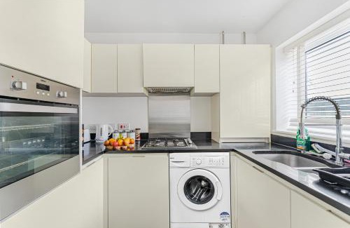 Dartford Apartment | Luxury 2BR minutes from City and Station - Free Parking, WiFi, Netflix