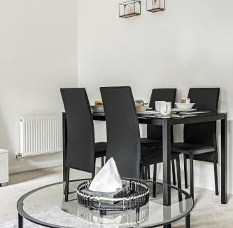 Dartford Apartment | Luxury 2BR minutes from City and Station - Free Parking, WiFi, Netflix