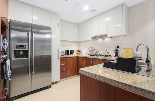 Downtown Dubai Apartment | Elegant 2BR Hotel with Dubai Skyline & Sea Views