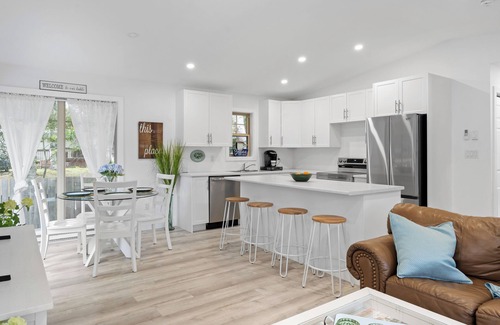 The Bluff Cottage | Luxury 3 bdm cottage 2 min walk from Parlee Beach