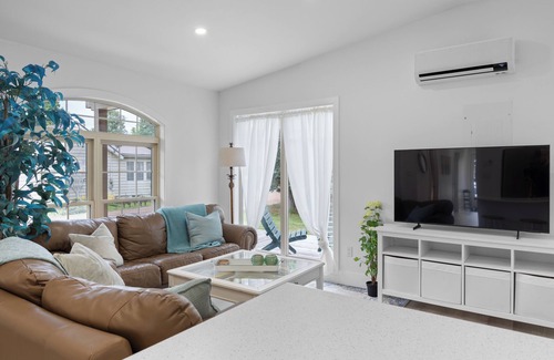 The Bluff Cottage | Luxury 3 bdm cottage 2 min walk from Parlee Beach