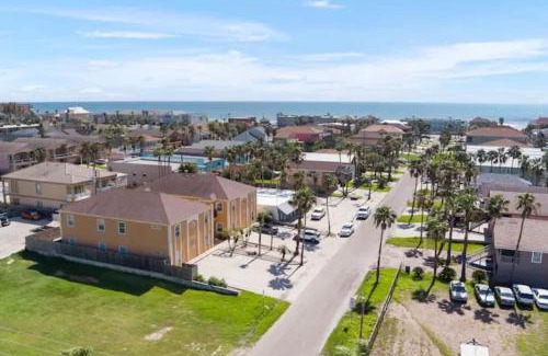 South Padre Island House | Elegant 3 Bed Condo by the Beach with Pool Access