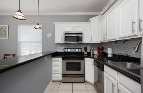 South Padre Island House | Elegant 3 Bed Condo by the Beach with Pool Access