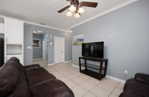 South Padre Island House | Elegant 3 Bed Condo by the Beach with Pool Access