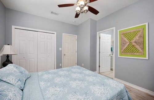 South Padre Island House | Elegant 3 Bed Condo by the Beach with Pool Access