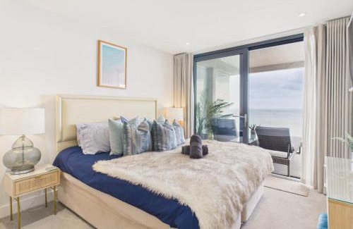 Maenporth Apartment | Coastal Retreat: 4-Star Hotel with Beach Access & Pool