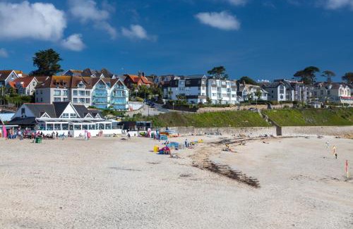 Maenporth Apartment | Coastal Retreat: 4-Star Hotel with Beach Access & Pool
