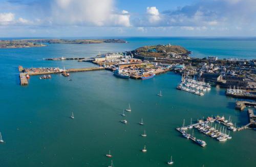 Maenporth Apartment | Coastal Retreat: 4-Star Hotel with Beach Access & Pool