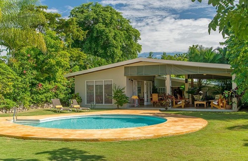 Discovery Bay Villa | Elegant 3 Bed Beach Villa in Discovery Bay - Staffed & Oceanview