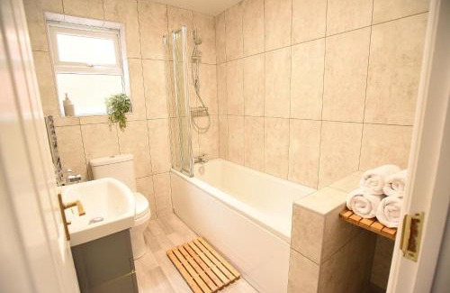 Lincoln House | Luxury 3 Bed Modern House, Sleeps 5, Lincoln City Centre, includes Parking