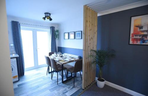 Lincoln House | Luxury 3 Bed Modern House, Sleeps 5, Lincoln City Centre, includes Parking