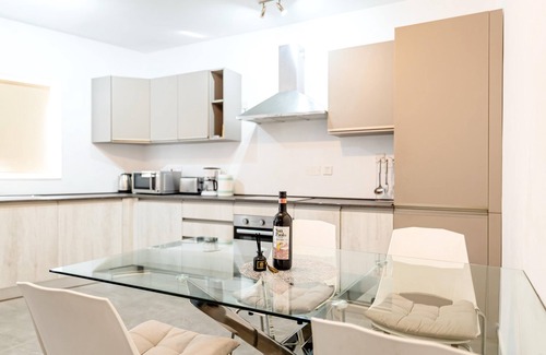 Gzira Apartment | Luxury 3-Bedroom Apartment in Sliema – 5 Min to Beach, Dining & Nightlife!