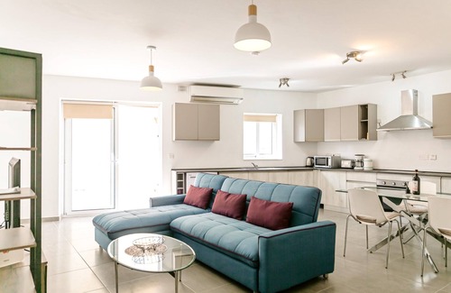 Gzira Apartment | Luxury 3-Bedroom Apartment in Sliema – 5 Min to Beach, Dining & Nightlife!