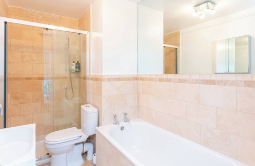 Streatham Hill Apartment | Elegant 3-Bedroom Apartment with Garden & Gym Amenities