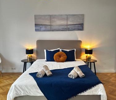 Penzing Apartment | Elegant 3 Bedroom Apartment Steps from Schönbrunn Palace
