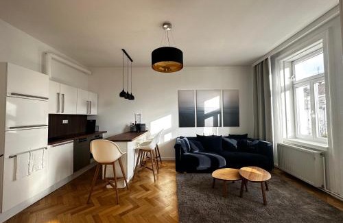 Penzing Apartment | Elegant 3 Bedroom Apartment Steps from Schönbrunn Palace