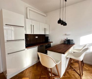 Penzing Apartment | Elegant 3 Bedroom Apartment Steps from Schönbrunn Palace