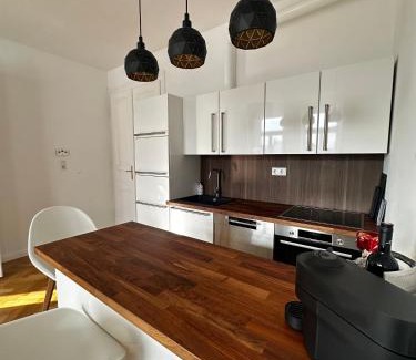 Penzing Apartment | Elegant 3 Bedroom Apartment Steps from Schönbrunn Palace
