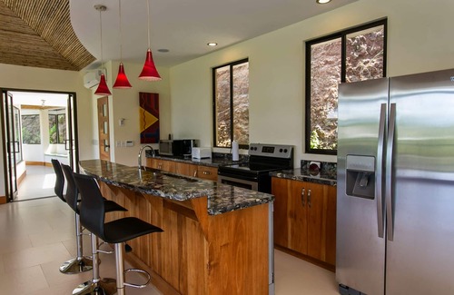 Manuel Antonio House | Elegant 3-Bedroom Retreat Near National Park, Rated 9.8