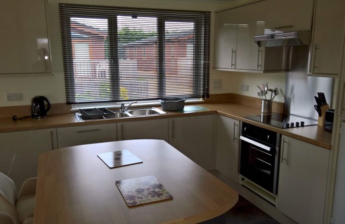 King's Lynn House | Pet-Friendly 3 Bedroom Lodge with Spa and Breakfast Included