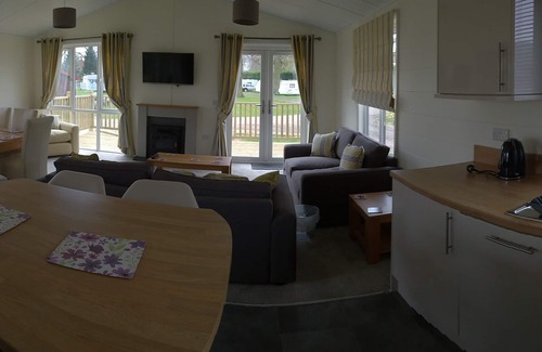 King's Lynn House | Pet-Friendly 3 Bedroom Lodge with Spa and Breakfast Included