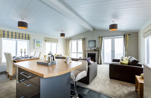 King's Lynn House | Pet-Friendly 3 Bedroom Lodge with Spa & Breakfast Included