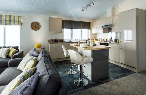 King's Lynn House | Pet-Friendly 3 Bedroom Lodge with Spa & Breakfast Included