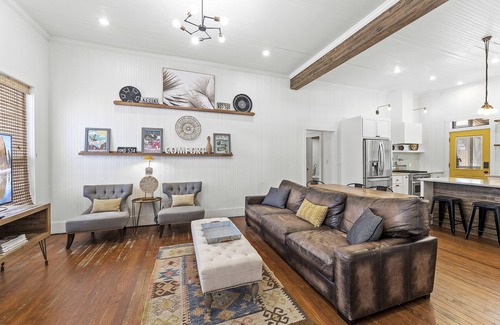 Comfort House | Elegant 3 Bedroom House with Airstream & Private Pool