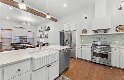 Comfort House | Elegant 3 Bedroom House with Airstream & Private Pool